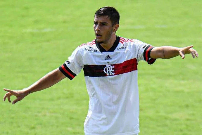 Zagueiro do Flamengo testa positivo para Covid-19