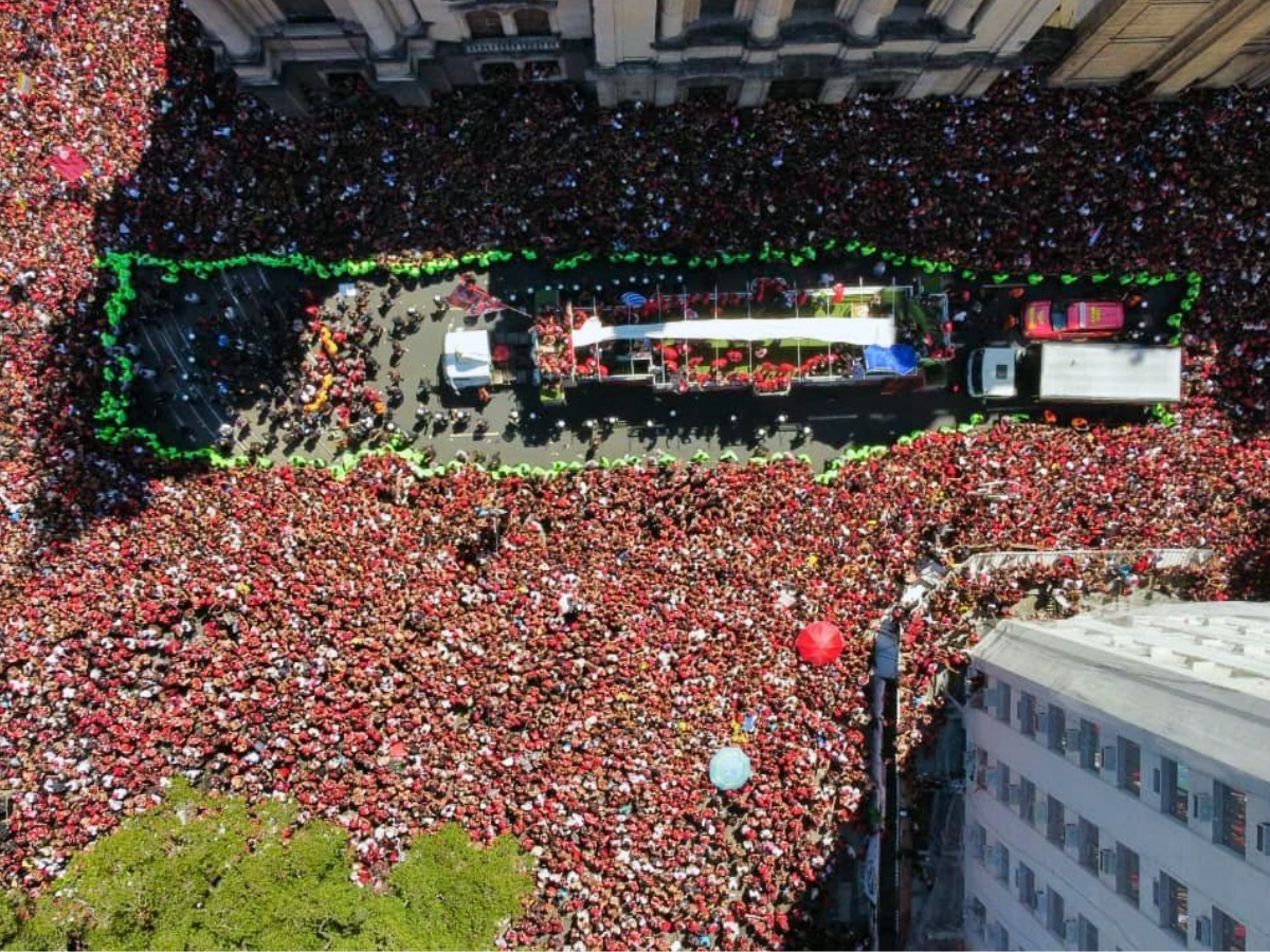Multidão acompanha trio do Flamengo pra comemorar Libertadores