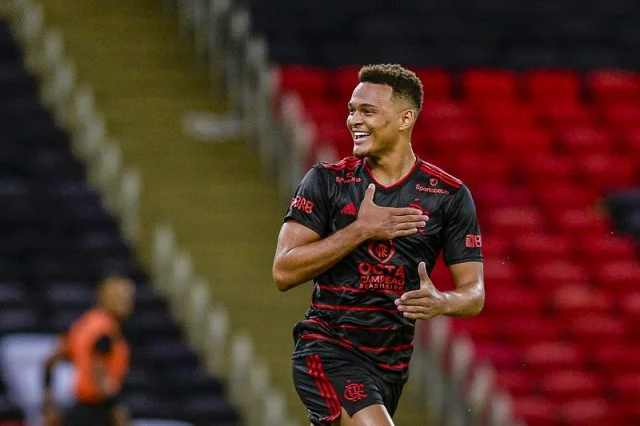 Muniz sorri após marcar um gol para o Flamengo durante o jogo contra o Macaé no Campeonato Carioca de 2021