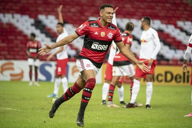 Muniz vibra após marcar seu segundo gol no jogo entre Flamengo x Bragantino no Campeonato Brasileiro de 2021