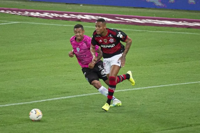 Natan em ação pelo Flamengo na partida contra o Independiente del Valle pela Copa Libertadores de 2020