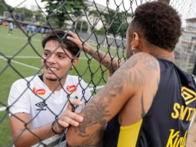Neymar marca presença em jogo da base do Santos