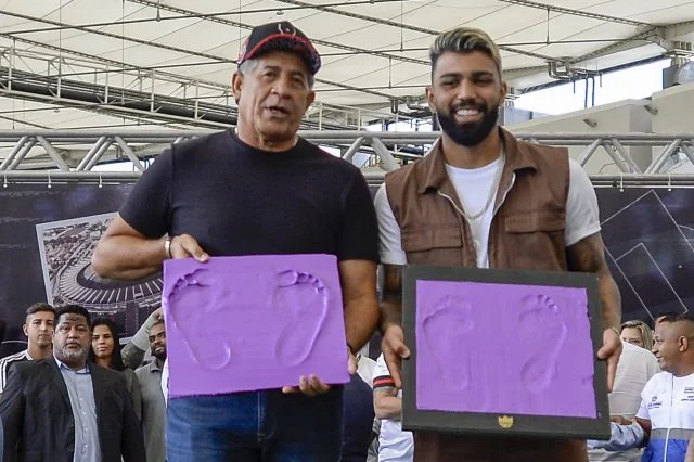 Nunes e Gabigol são homenageados e deixam marca na calçada da fama do Maracanã
