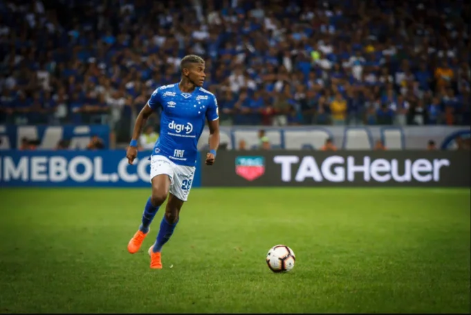 Negociações não avançam e lateral desejado pelo Flamengo deve ser contratado pelo Palmeiras