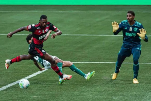 Hugo Souza e Otávio em ação pelo Flamengo na partida contra o Palmeiras pelo Campeonato Brasileiro de 2020