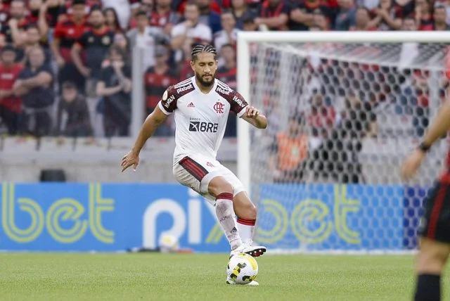 Pablo em ação pelo Flamengo durante a partida contra o Athletico no Campeonato Brasileiro de 2022