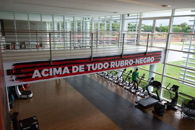 Parede do Ninho do Urubu personalizada com os dizeres Acima de Tudo Rubro-Negro
