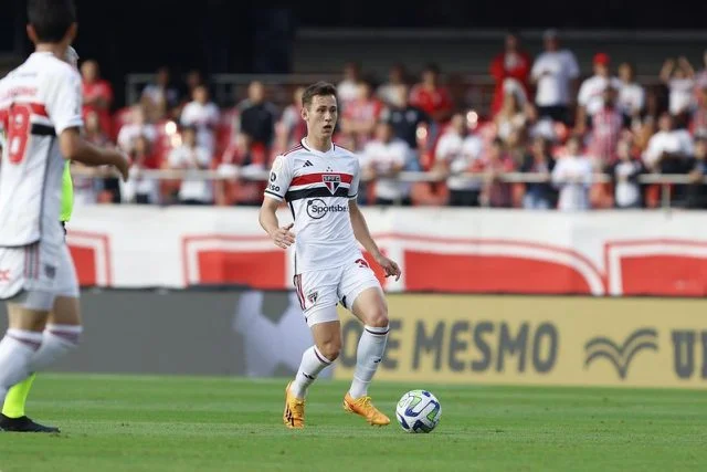 Patryck em ação pelo São Paulo no estádio do Morumbi contra o Fluminense pelo Brasileirão 2023