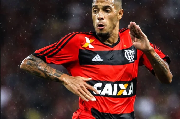 Lembra dele? Ex-atacante do Flamengo é contratado por equipe goiana