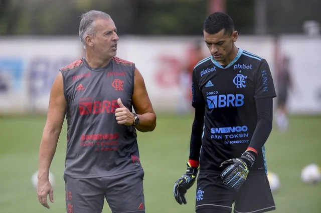 Paulo Grilo conversa com Santos em treinamento do Flamengo no Ninho do Urubu