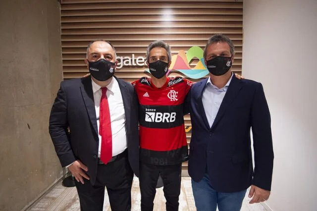 Paulo Sousa com Marcos Braz e Bruno Spindel em desembarque no Rio de Janeiro