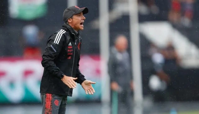 Paulo Sousa comanda o elenco do Flamengo em partida contra o Fluminense