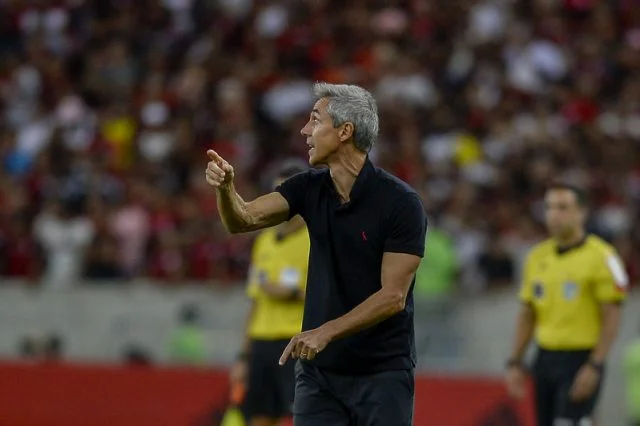 Paulo Sousa comanda o time do Flamengo contra o Palmeiras em jogo do Brasileirão