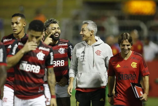 Paulo Sousa e Gabigol em jogo do Flamengo contra o Altos pela Copa do Brasil