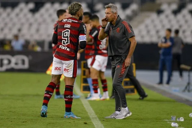 Paulo Sousa passa instruções a Gabigol na beira do campo no clássico contra o Botafogo