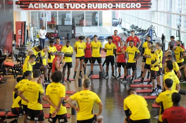 Paulo Sousa passa instruções para elenco de Flamengo em treinamento no Ninho do Urubu