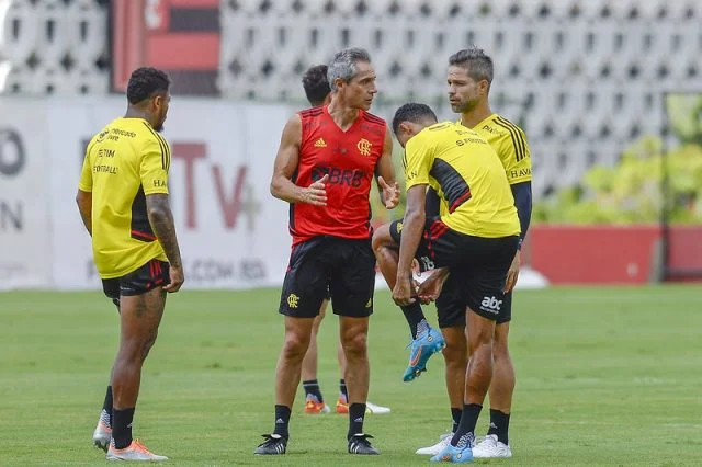 Paulo Sousa passa instruções para jogadores do Flamengo em treino no Ninho do Urubu