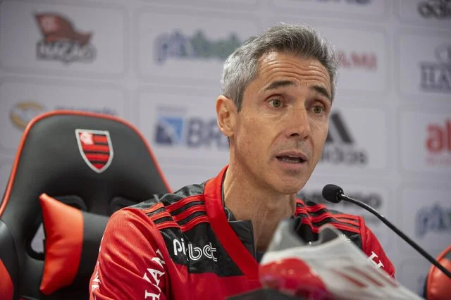Paulo Sousa responde a perguntas de jornalistas em entrevista coletiva no CT do Flamengo
