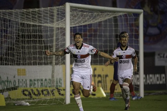 Pedro comemora após marcar o primeiro gol da partida entre Flamengo e Bahia