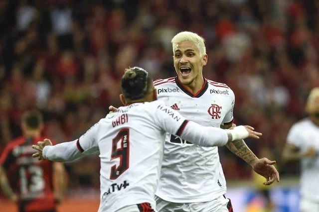 Pedro comemora gol marcado pelo Flamengo contra o Athletico-PR pela Copa do Brasil