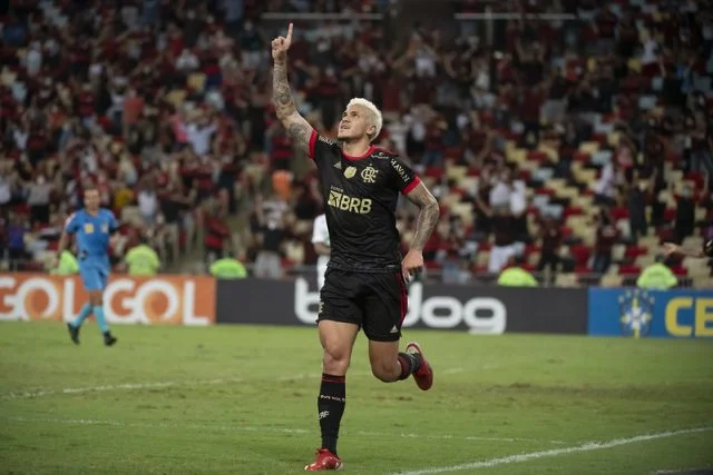 Pedro comemora gol marcado pelo Flamengo contra o Juventude no Campeonato Brasileiro 2021