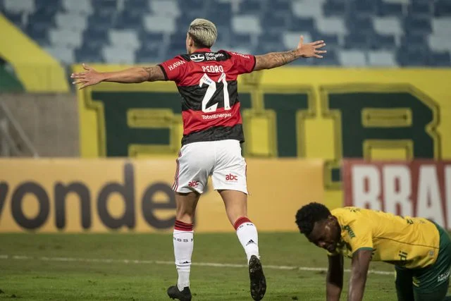 Pedro corre para comemorar o seu gol diante da equipe do Cuiabá pelo Campeonato Brasileiro da temporada de 2021