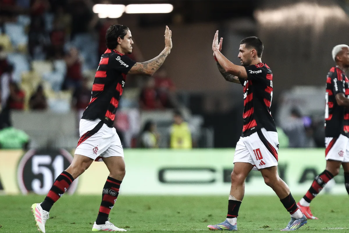 Pedro e Arrascaeta em jogo do Flamengo no Maracanã - Foto: Gilvan de Souza/Flamengo