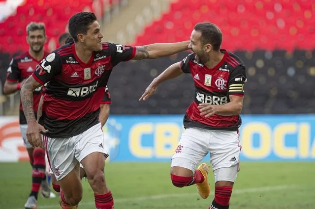 Pedro e Everton Ribeiro comemoram juntos o gol do Flamengo no Maracanã