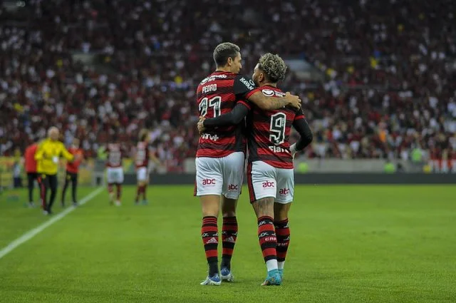 Pedro e Gabigol em goleada do Flamengo sobre o Tolima na Libertadores 2022