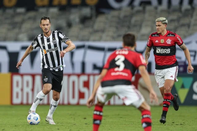 Pedro em ação pelo Flamengo contra o Atlético-MG no Brasileirão 2021
