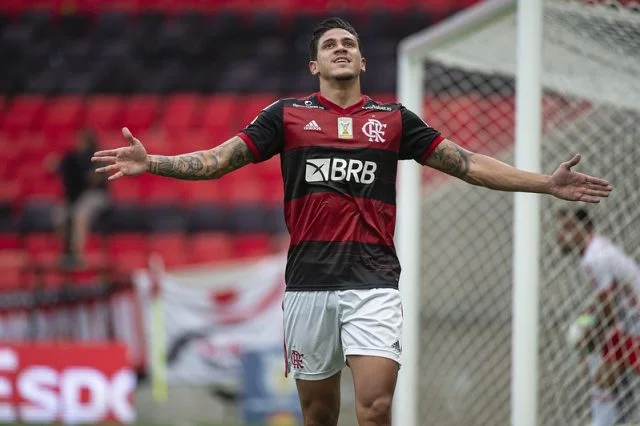 Pedro em ação pelo Flamengo contra o Internacional