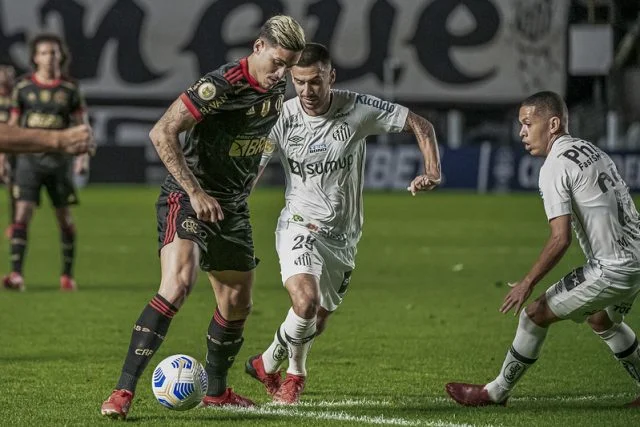 Pedro em ação pelo Flamengo contra o Santos no Campeoanto Brasileiro 2021
