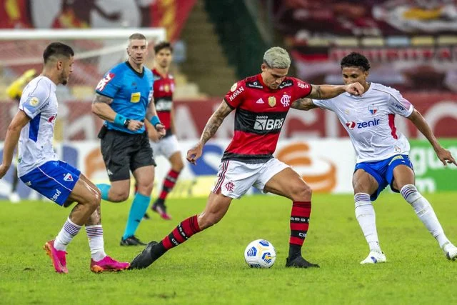 Pedro em ação pelo Flamengo diante da equipe do Fortaleza pelo Campeonato Brasileiro da temporada de 2021