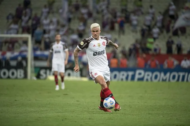 Pedro em ação pelo Flamengo durante a partida contra o Fortaleza pelo Campeonato Brasileiro da temporada de 2021