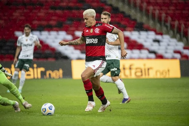 Pedro em ação pelo Flamengo durante a partida contra o Palmeiras no Campeonato Brasileiro de 2021