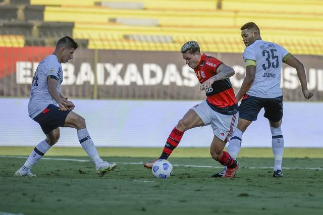 Pedro em ação pelo Flamengo durante a partida contra o Sport pelo Campeonato Brasileiro da temporada de 2021
