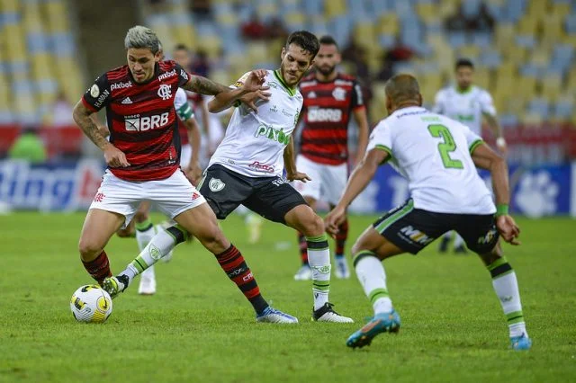 Pedro em ação pelo Flamengo durante o jogo contra o América-MG pelo Campeonato Brasileiro de 2022