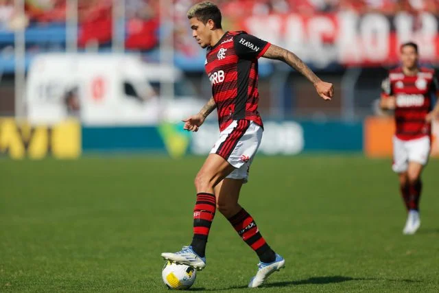 Pedro em ação pelo Flamengo durante o jogo contra o Avaí pelo Campeonato Brasileiro de 2022