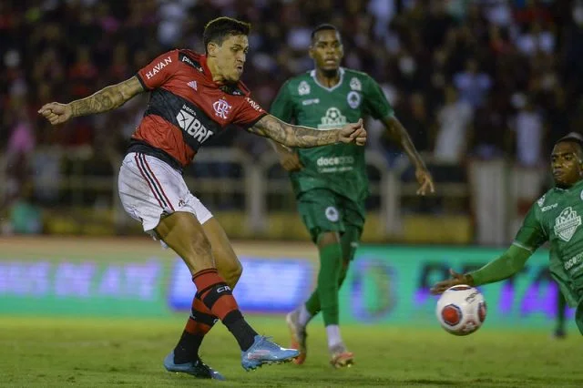 Pedro em ação pelo Flamengo durante o jogo contra o Boavista no Campeonato Carioca de 2022