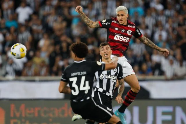 Pedro em ação pelo Flamengo durante o jogo contra o Botafogo pelo Campeonato Brasileiro de 2022