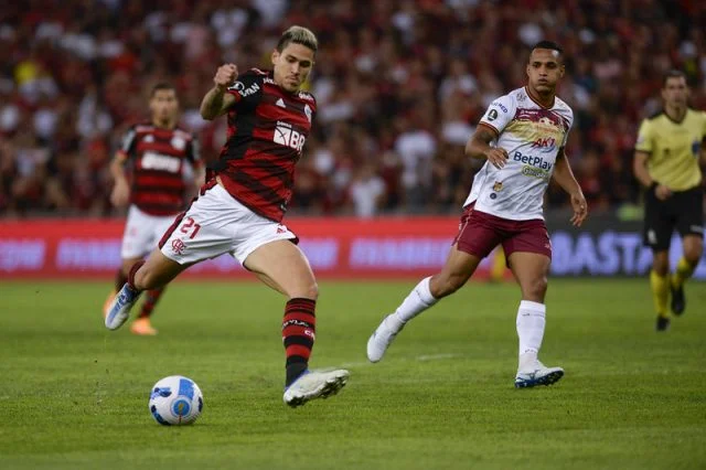 Pedro em ação pelo Flamengo durante o jogo contra o Tolima pela Copa Libertadores de 2022