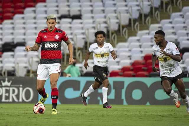 Pedro em ação pelo Flamengo durante o jogo contra o Volta Redonda no Campeonato Carioca de 2021