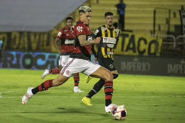 Pedro em ação pelo Flamengo durante o jogo contra o Volta Redonda no estádio Raulino de Oliveira