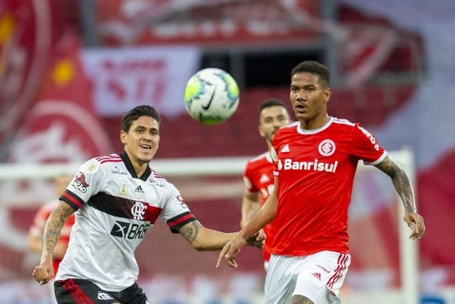 Pedro em ação pelo Flamengo na partida contra o time do Internacional