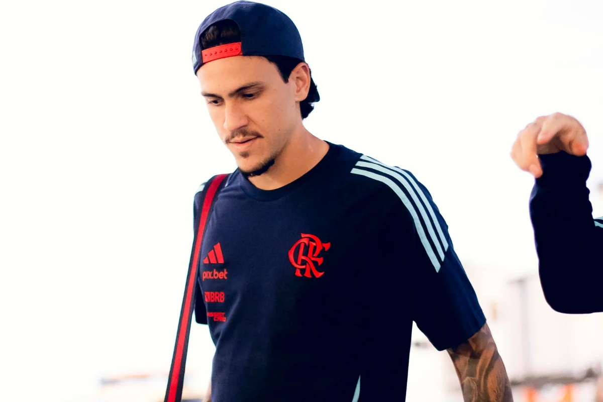 Pedro embarca com a delegação do Flamengo - Foto: Adriano Fontes/Flamengo