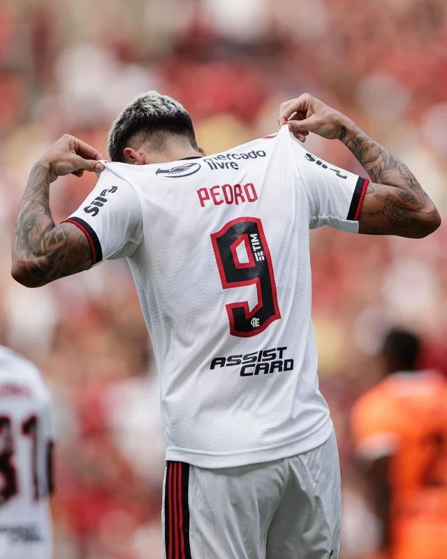 Pedro faz questão de exibir o seu nome após marcar mais um gol pelo Flamengo