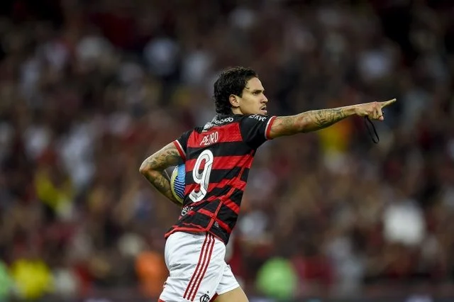 Pedro vibra após marcar um gol diante do Cuiabá no estádio do Maracanã