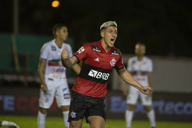 Pedro vibra após marcar um gol para o Flamengo durante o jogo contra a Portuguesa no Campeonato Carioca de 2021