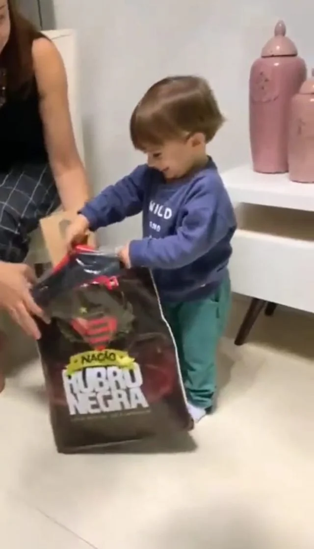 Pequeno torcedor do Flamengo vibra por receber uniforme personalizado do clube