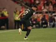 Emprestado pelo Flamengo, ele disputou a sua primeira partida na Europa